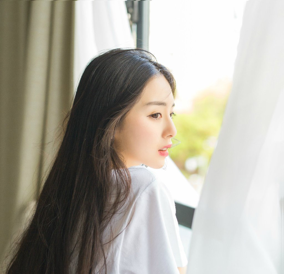 “传令下去，我要亲自去柴桑，主持公瑾丧事。”深吸了一口气，孙权站起来，脸上露出一脸沉痛的表情，不管怎么样，此时必须表态，表示自己对周瑜的敬佩和对周瑜死的哀痛，反正周瑜已经死了。